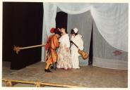 Cena da peça de teatro "O Triunfo de Arlequim".