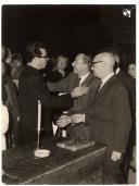 Homenagem a Monsenhor António Gonçalves Pedro: António Correia a cumprimentar o homenageado.
