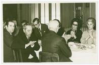 Grupo à mesa no banquete de homenagem a Luís Teotónio Pereira prestada pelos funcionários da Companhia de Seguros Fidelidade.