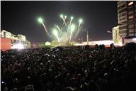 Fogo de artifício e público nas comemorações do 25 de abril nas praças São João Batista e da Liberdade.