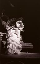 Cena da peça de teatro "Deus os fez, Deus os juntou".