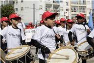 Desfile dos membros dos Porbatuka.