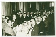 Grupo à mesa no banquete de homenagem a Luís Teotónio Pereira prestada pelos funcionários da Companhia de Seguros Fidelidade.