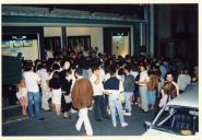 Público a entrar na peça de teatro"Antígona" no Salão de Festas da Sociedade Filarmónica Incrível Almadense.