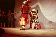 Cena da peça de teatro "Triunfo de Arlequim".