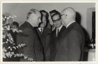 Vários indivíduos à conversa no Convento dos Capuchos, entre os quais António Correia e o presidente da Câmara Municipal de Almada, Dr. José Valeriano da Glória Pacheco.