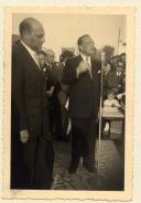 Governador Civil de Setúbal Miguel Rodrigues Bastos a discursar tendo a seu lado Emílio Aquiles Monteverde, Presidente da Câmara Municipal de Almada.
