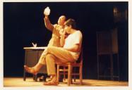 Cena da peça de teatro "Os polícias".