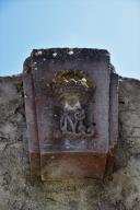 Brasão junto ao portão de entrada da Quinta de Monserrate, Charneca de Caparica.
