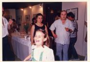 Convívio de atores em exposição de arte e beberete.