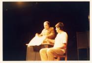 Cena da peça de teatro "Os polícias".