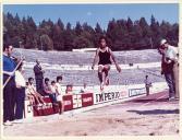 Prova masculina de salto em comprimento no Estádio Nacional.