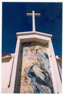 Igreja do Imaculado Coração de Maria, Vale Figueira, Sobreda: painel de azulejos na torre exterior da capela.