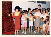 Público e cena do espetáculo de rua "Hacemos la calle".