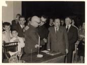 Homenagem a Monsenhor António Gonçalves Pedro: abraço entre o homenageado e o presidente da Câmara, Dr. José Valeriano da Glória Pacheco.