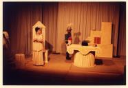 Cena da peça de teatro "O marido ausente".