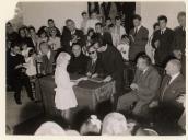 Homenagem a Monsenhor António Gonçalves Pedro: a receber uma oferta de uma rapariga.