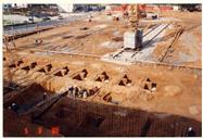 Fotografia da obra de construção dos alicerces do pavilhão Gimno-Desportivo no Complexo Desportivo do Feijó.