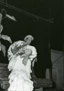 Cena da peça de teatro "Deus os fez, Deus os juntou".