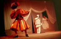 Cena da peça de teatro "Triunfo de Arlequim".