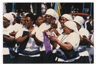 Grupo de mulheres durante o desfile das coletividades nas comemorações do 25 de abril em Almada.
