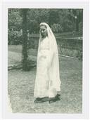 Retrato de menina com vestido cerimonial da primeira comunhão solene.