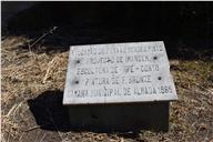 Placa de identificação do monumento Evocação de Fernão Mendes Pinto.