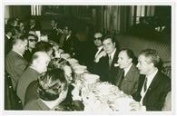 Grupo à mesa no banquete de homenagem a Luís Teotónio Pereira prestada pelos funcionários da Companhia de Seguros Fidelidade.