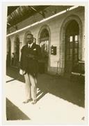 Retrato de João Teotónio Pereira Júnior em [estação ferroviária?].