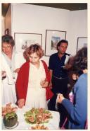 Convívio de atores em exposição de arte e beberete.