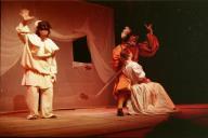 Cena da peça de teatro "Triunfo de Arlequim".