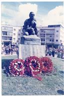 Homenagem no Monumento aos Perseguidos durante as comemorações do 25 de Abril em Almada.