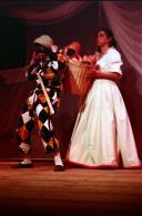 Cena da peça de teatro "Triunfo de Arlequim".