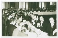 Grupo à mesa no banquete de homenagem a Luís Teotónio Pereira prestada pelos funcionários da Companhia de Seguros Fidelidade.