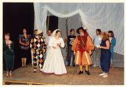 Cena da peça de teatro "O Triunfo de Arlequim".