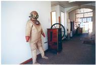 Fato de mergulho, entrada do Museu Naval.