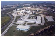 Vista aérea dos edifícios da Faculdade de Ciências e Tecnologia, Monte de Caparica.