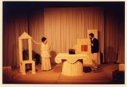 Cena da peça de teatro "O marido ausente".