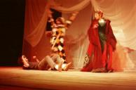 Cena da peça de teatro "Triunfo de Arlequim".