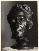 Busto do poeta Olegário Mariano.