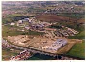 Vista aérea das obras de construção dos edifícios da Faculdade de Ciências e Tecnologia, Monte de Caparica.