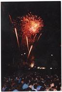 Fogo de artifício e público na noite de 24 de Abril na Praça da Liberdade.