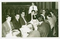 Grupo à mesa no banquete de homenagem a Luís Teotónio Pereira prestada pelos funcionários da Companhia de Seguros Fidelidade.