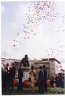 Largada de balões junto do Monumento aos Perseguidos nas comemorações do 25 de Abril.