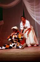 Cena da peça de teatro "Triunfo de Arlequim".