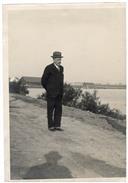 Retrato de João Teotónio Pereira Júnior em passeio junto ao mar. 