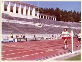 Prova feminina de corrida no Estádio Nacional.