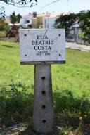 Placa toponímica da Rua Beatriz Costa, Charneca de Caparica.