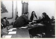O presidente da Câmara Municipal de Almada, José Martins Vieira, entrega prémio do concurso de poesia a concorrente.