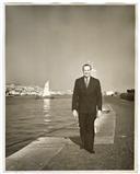 Retrato de Pedro Teotónio Pereira em adulto junto ao Cais do Ginjal em Cacilhas.